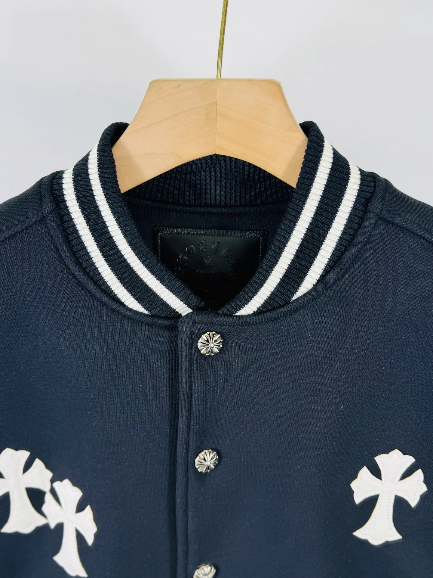 P520 top version 🐮 Real shot without P, ​​different from market products] Chrome Hearts 🍁Winter clothing is coming🍁 Sanskrit cross woolen leather sleeves spliced ​​baseball embroidered cotton jacket, heavy embroidery ➕ both sleeves and whole leather, counter synchronization, heavy industry! ! Customized version of thickened woolen fabric, silk lining, customized version of hardware, not the ordinary version on the market! ! Recommended color: wool with leather Style number: 25-361 Code number: S, M, L, XL